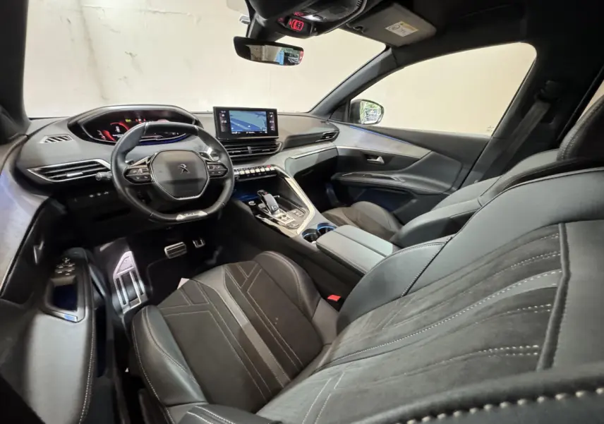 Vue intérieure côté conducteur du Peugeot 3008 GT 2021, montrant le tableau de bord numérique et l’écran tactile central.