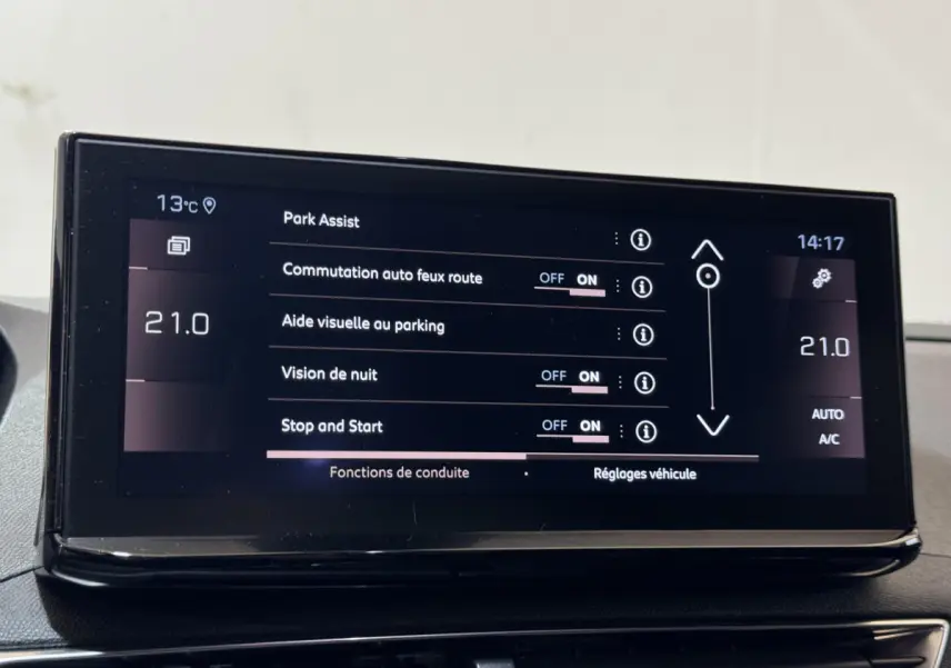 Écran tactile central du Peugeot 3008 gris clair, affichant les réglages d’aide à la conduite et climatisation.