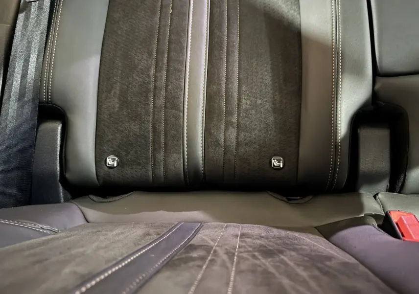 Gros plan sur la banquette arrière gris foncé du Peugeot 3008 avec logos Isofix visibles sur les sièges.