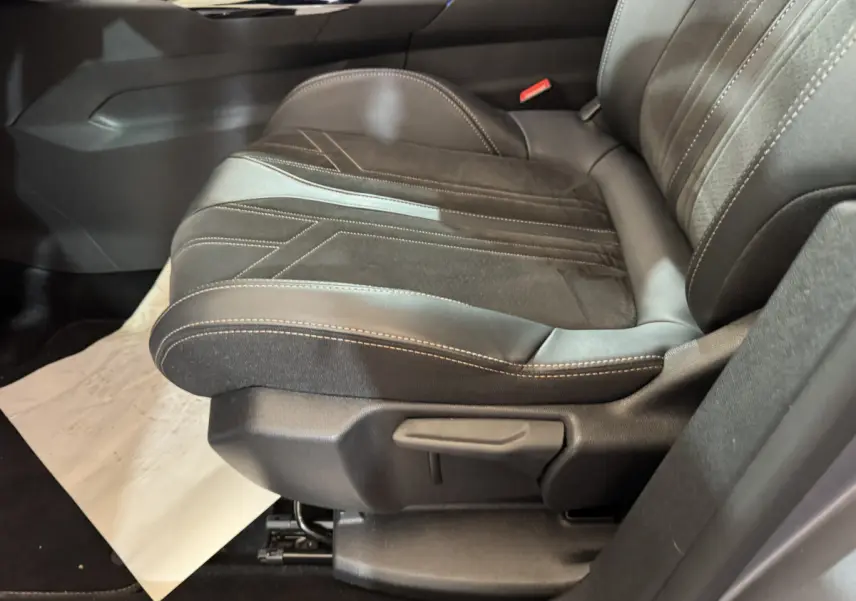 Gros plan sur le siège avant droit en cuir et alcantara noir avec surpiqûres contrastantes du Peugeot 3008 GT.