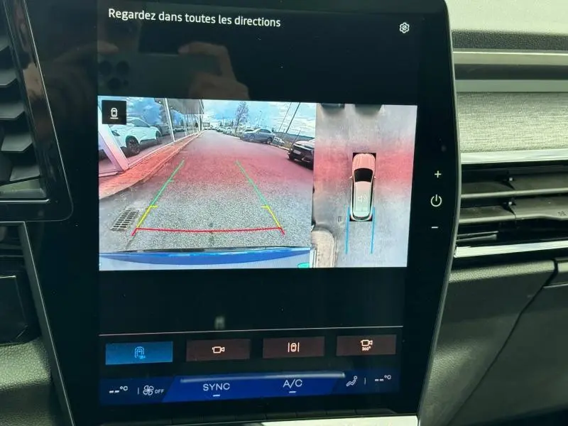 Écran intérieur du Renault Austral 2025 montrant la caméra de recul et la vue 360° avec le capot bleu outremer visible.