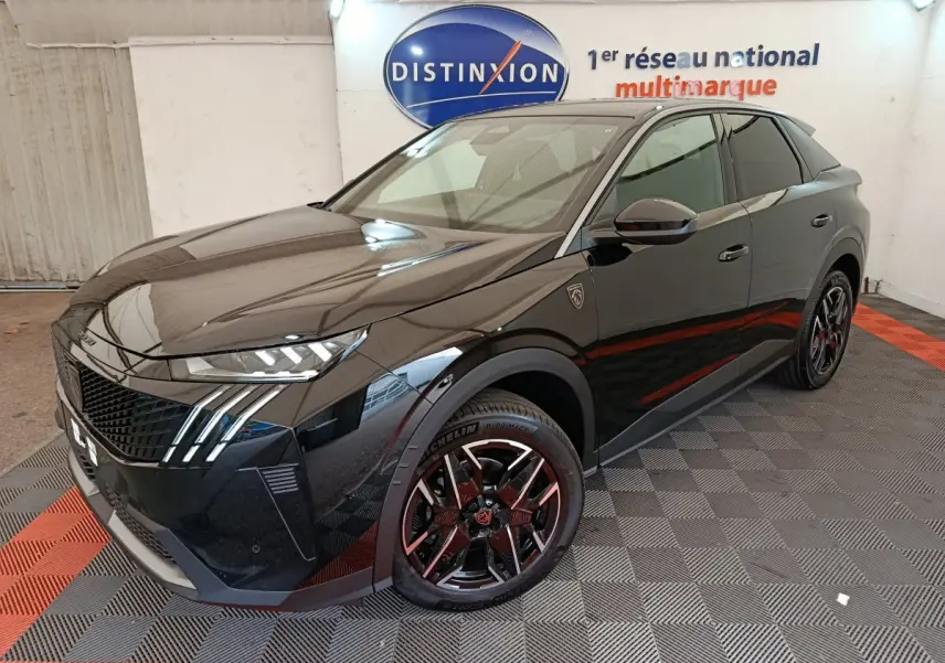 Peugeot 3008 1.2 Hybrid 145 GT noir en 3/4 avant droit, avec jantes noires et phares LED distinctifs.