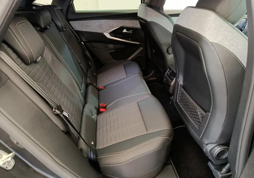 Vue intérieure côté gauche des sièges arrière en tissu et cuir gris du Peugeot 3008 1.2 Hybrid 145 GT noir.