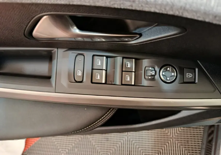 Gros plan sur la commande des vitres et rétroviseurs côté conducteur du Peugeot 3008 noir, version 2025.