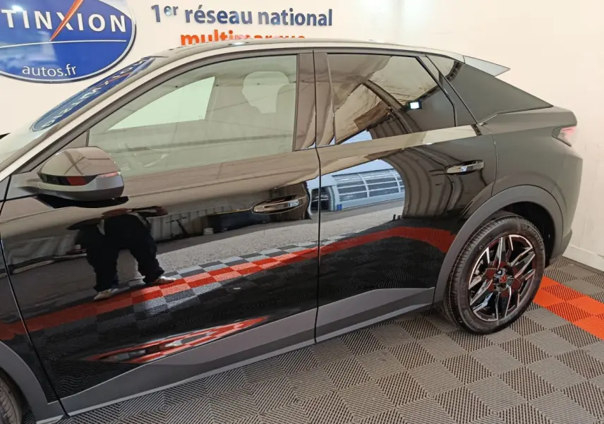 Profil droit du Peugeot 3008 noir 2025 avec jantes noires brillantes et lignes de caisse marquées.