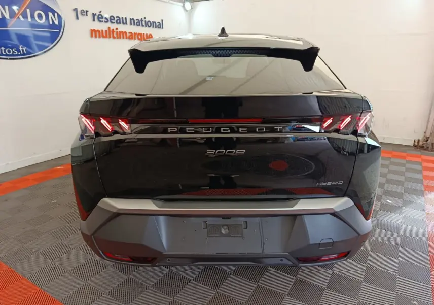 Vue arrière d’un Peugeot 3008 noir hybride 2025 avec feux arrière LED distinctifs et logo centré.