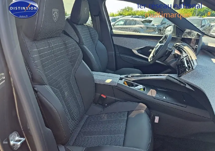 Intérieur avant droit du Peugeot 5008 Hybrid 145 GT gris titane, sièges sport et tableau de bord moderne avec écran tactile.
