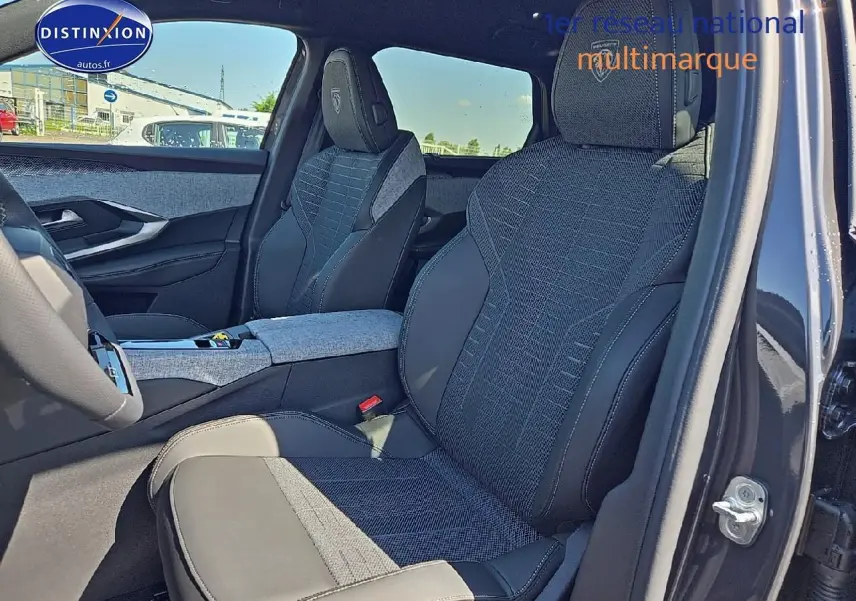 Vue intérieure côté droit du Peugeot 5008 Hybrid 145 GT e-dcs6 2025 avec sièges avant en tissu et cuir gris.