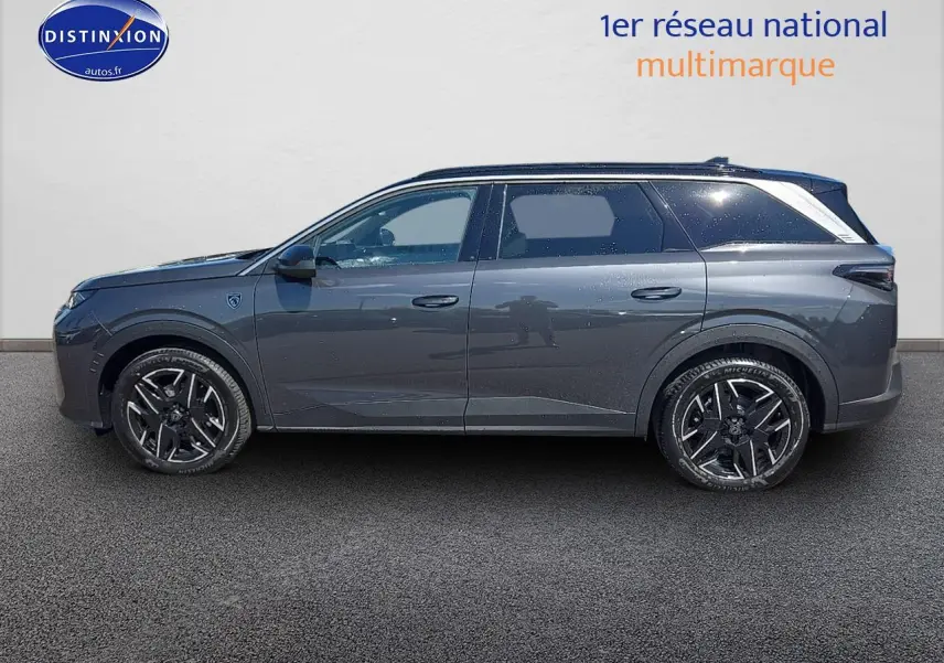 Profil latéral droit du Peugeot 5008 Hybrid 145 GT gris titane avec jantes alliage et vitres arrière surteintées.