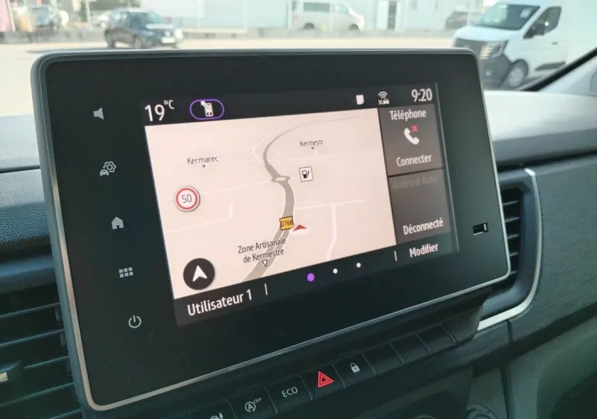 Écran tactile central du Nissan Primastar blanc 2025 affichant la navigation et les options connectées.