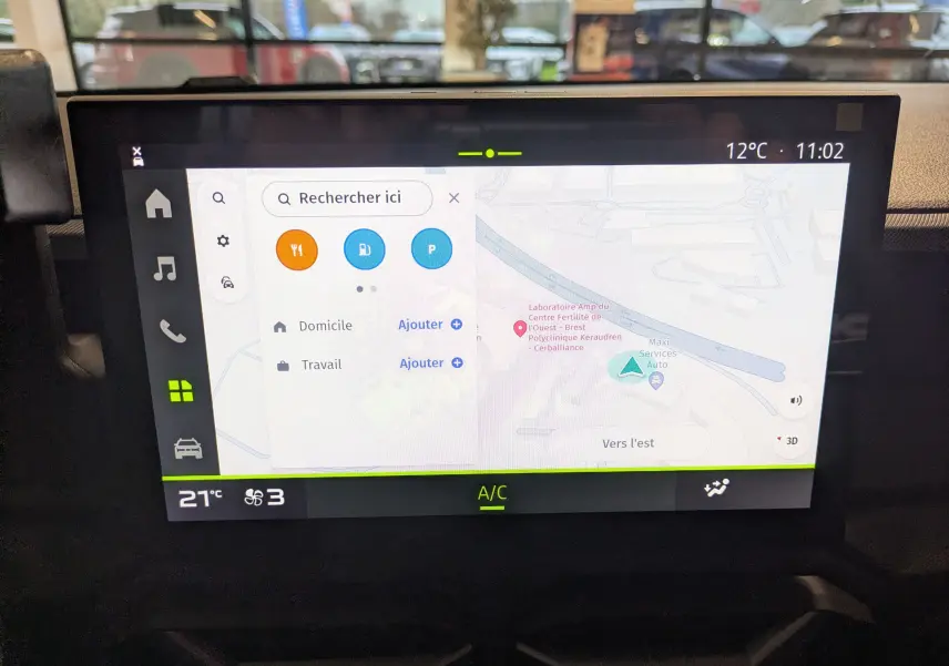 Écran tactile central du Dacia Duster Hybrid 140 Journey 2025 affichant la navigation et la climatisation.