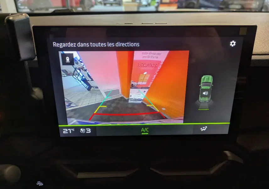 Écran multimédia du Dacia Duster Hybrid 140 Journey montrant la caméra de recul avec guidage couleur et affichage intérieur.