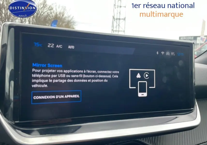 Écran tactile multifonction intérieur du Peugeot 2008 E-136 allure 2025, affichant la connexion Mirror Screen.