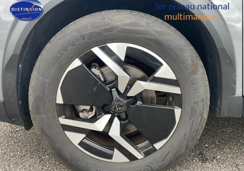 Gros plan sur la jante alu noire et argentée du côté gauche d’un Peugeot 2008 E-136 allure gris sélénite.