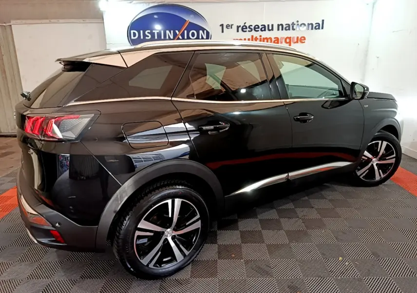 Peugeot 3008 BlueHDi 130 GT noir, vue 3/4 arrière droit, jantes alliage et feux arrière LED distinctifs.