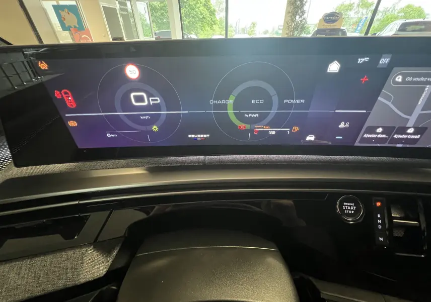Tableau de bord numérique panoramique HD incurvé du Peugeot 5008 noir, affichant vitesse et navigation.