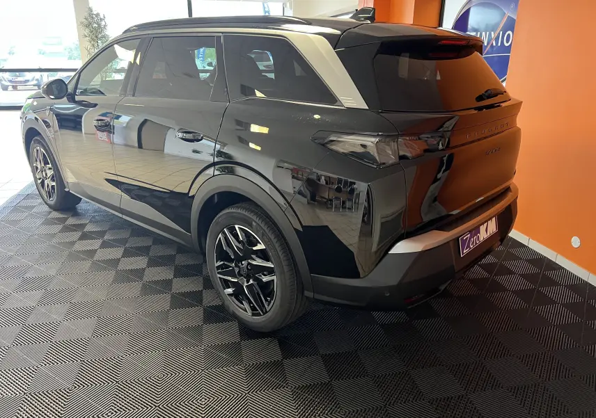 Peugeot 5008 noir en vue 3/4 arrière droit, avec toit contrasté Black Diamond et jantes alliage 19 pouces.