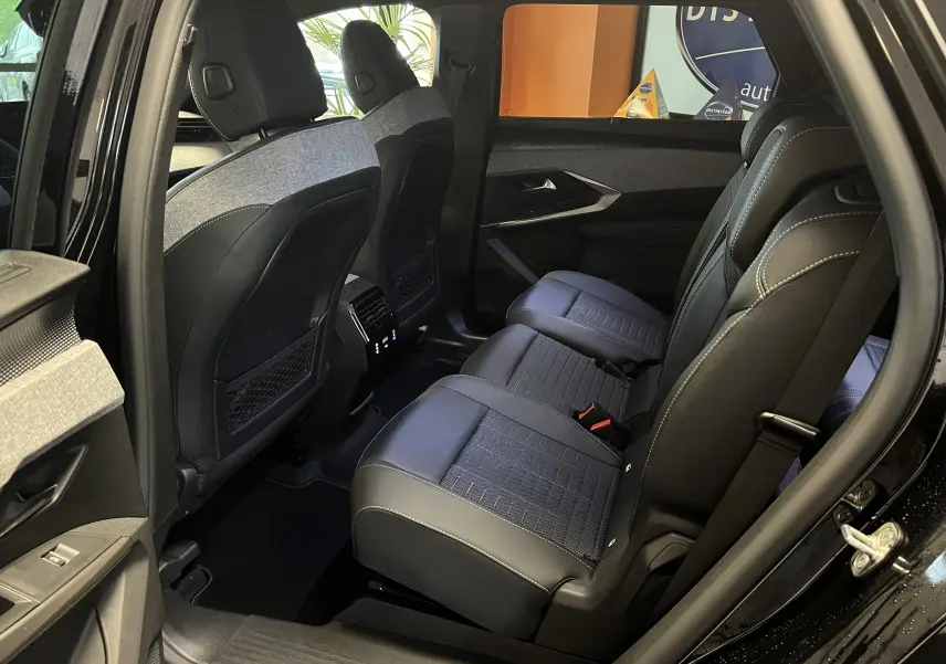 Vue intérieure côté droit des sièges arrière en cuir noir et tissu gris du Peugeot 5008 NV Hybrid 136 E-DCS6 GT noir 2025.