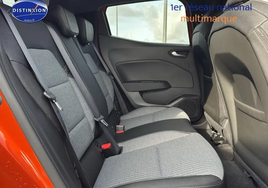 Vue latérale gauche de la banquette arrière grise et noire dans une Renault Clio V orange Valencia 2025.