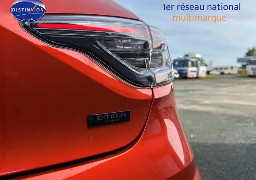 Gros plan sur le feu arrière droit orange Valencia de la Renault Clio V 1.6 e-tech hybride avec logo E-TECH.