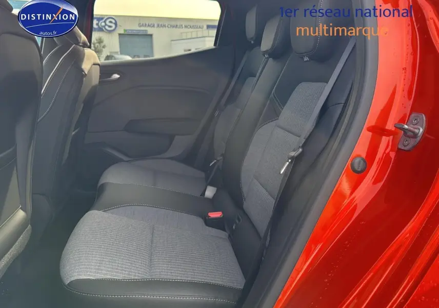 Vue intérieure côté droit sur la banquette arrière grise et noire de la Renault Clio V orange Valencia 2025.