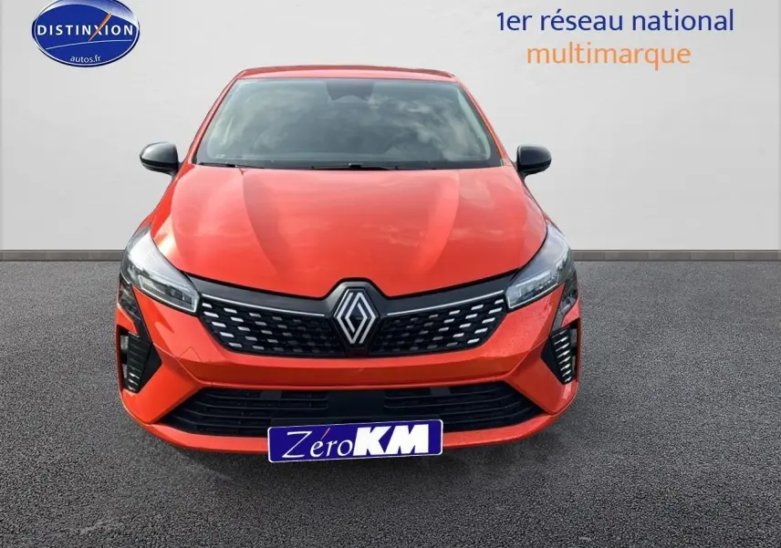 Renault Clio V 1.6 e-tech 145 techno orange Valencia vue de face avec calandre noire et phares LED intégrés.