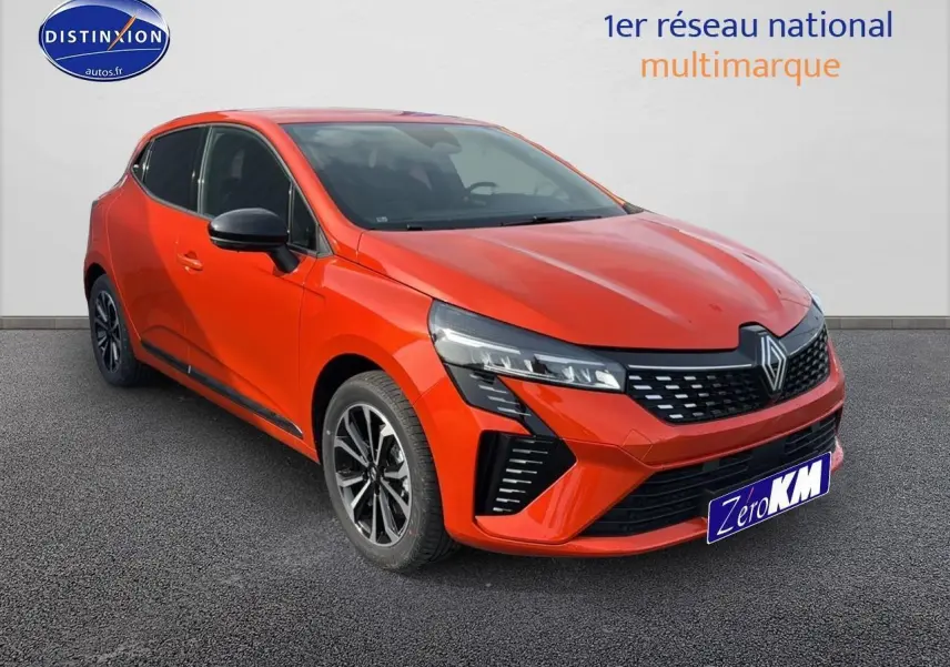 Renault Clio V orange Valencia vue 3/4 avant droit avec calandre chromée et jantes alu noires.