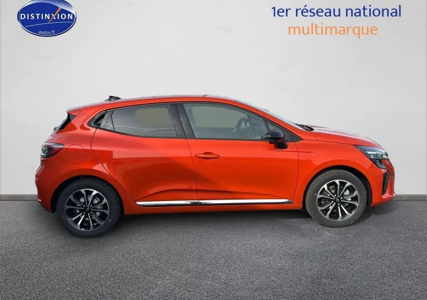 Profil côté gauche de la Renault Clio V orange Valencia 2025 avec jantes alliage et lignes dynamiques.