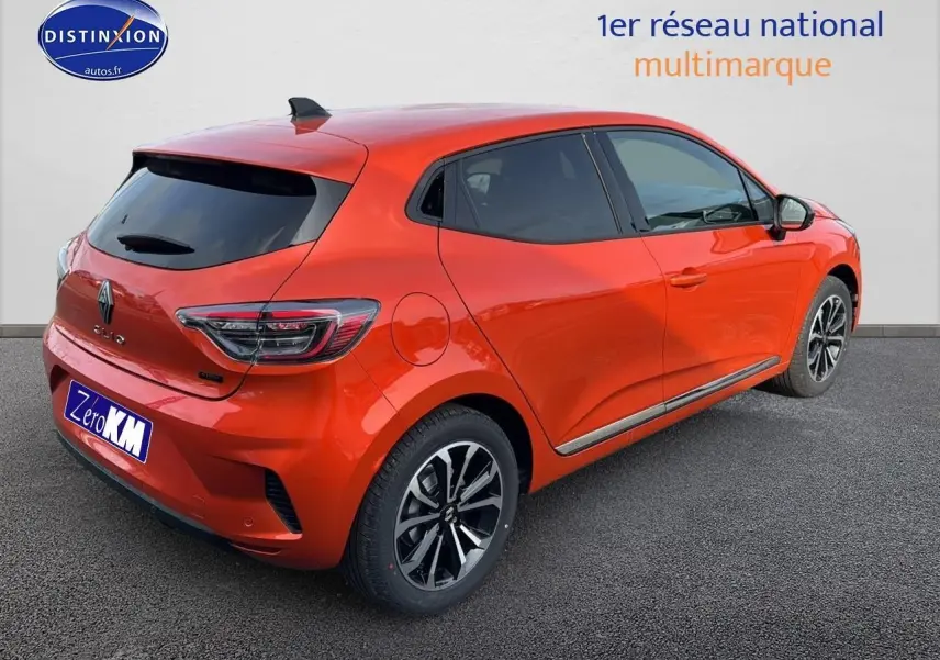 Renault Clio V orange Valencia vue 3/4 arrière droit avec jantes alu et vitres surteintées