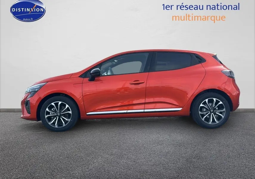Profil droit d'une Renault Clio V orange Valencia 2025 avec jantes alliage et poignées ton carrosserie