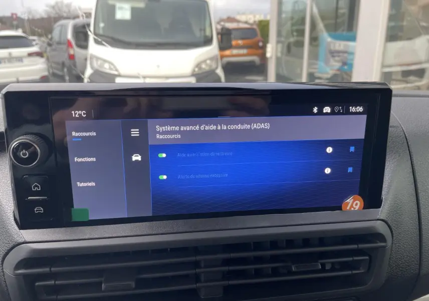 Écran tactile 10 pouces du tableau de bord de l'Opel Vivaro blanc, affichant l'aide à la conduite avancée.