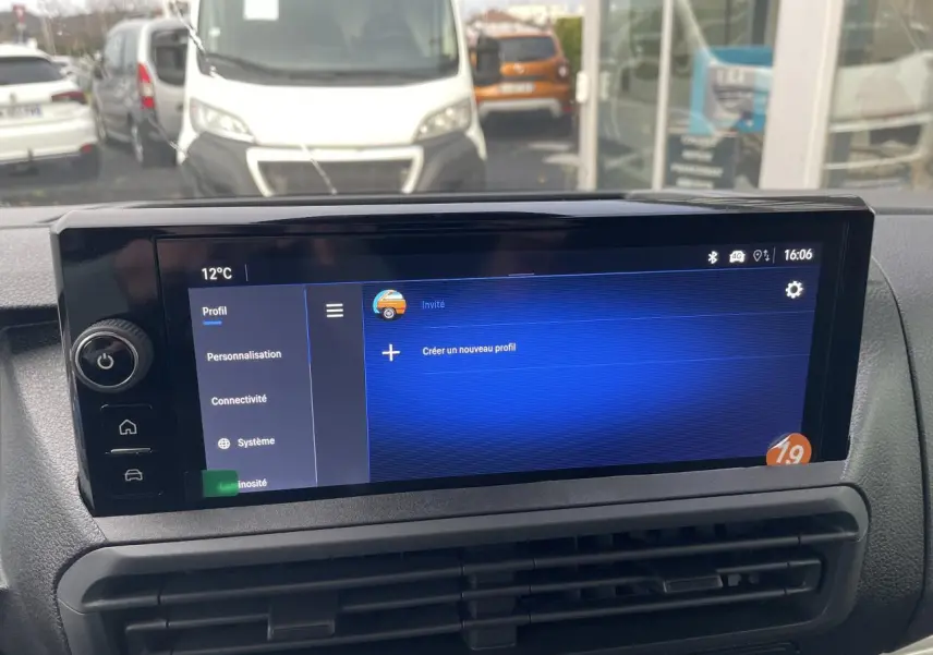 Écran tactile 10 pouces du combiné numérique de l'Opel Vivaro blanc, vue intérieure frontale.