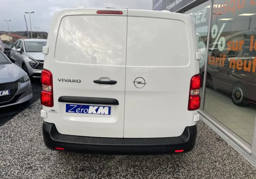 Vue arrière d'un utilitaire Opel Vivaro blanc 2024 avec portes battantes et pare-chocs noirs.