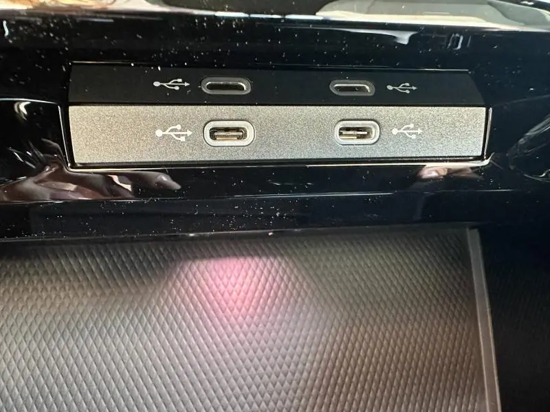 Gros plan sur les ports USB-C du tableau de bord noir de la Volkswagen Golf 1.5 eTSI R-Line Edition 2025.