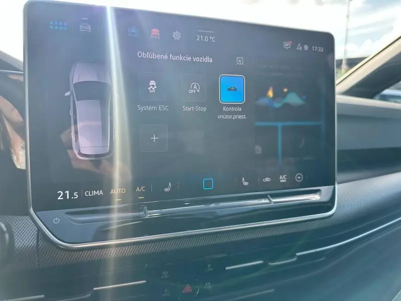 Écran tactile central affichant les fonctions du système dans l'habitacle d'une Volkswagen Golf gris 2025 R-Line Edition.