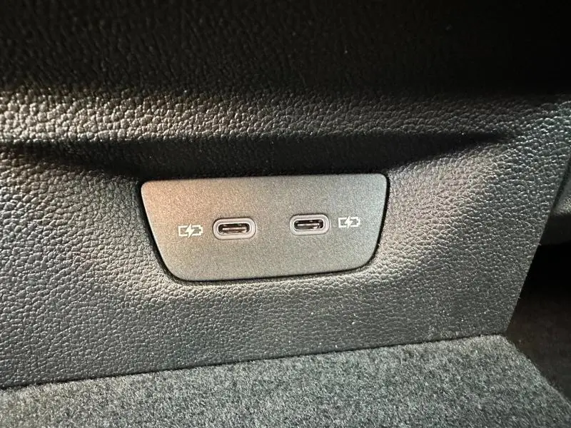 Prise USB-C double en gros plan dans l'habitacle d'une Volkswagen Golf 1.5 eTSI R-Line Edition 2025 gris.