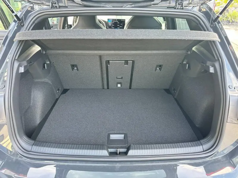 Coffre ouvert vu de l'arrière d'une Volkswagen Golf 1.5 eTSI hybride grise 2025, finition R-Line Edition.