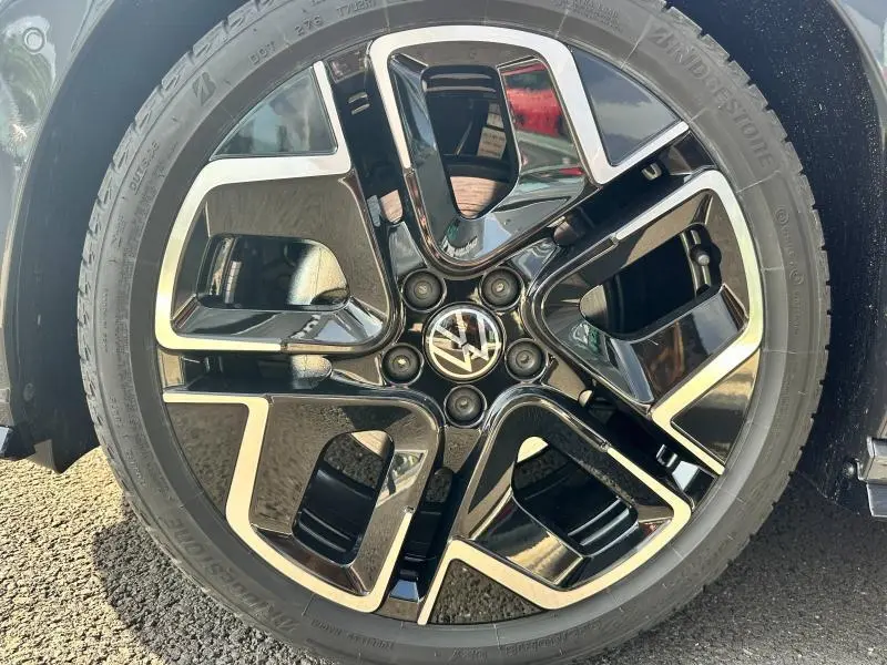 Gros plan sur la jante noire et argentée d'une Volkswagen Golf 1.5 eTSI R-Line Edition 2025 en gris.