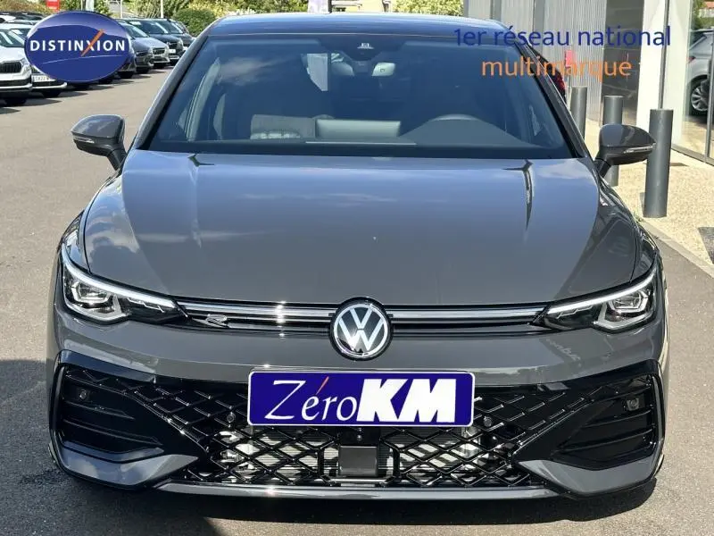 Vue frontale d'une Volkswagen Golf 1.5 eTSI EVO2 R-Line grise avec calandre noire et logo VW centré.
