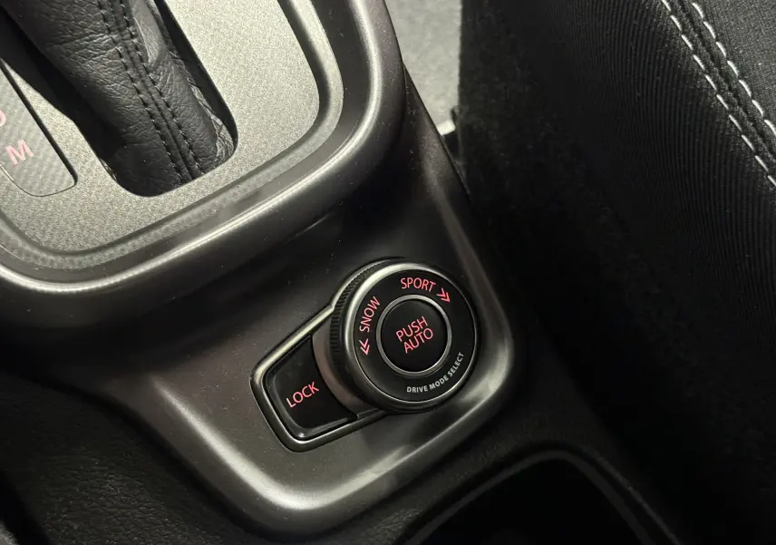 Gros plan sur la molette de sélection de mode de conduite du Suzuki Vitara 2023, avec options Snow, Sport et Lock.