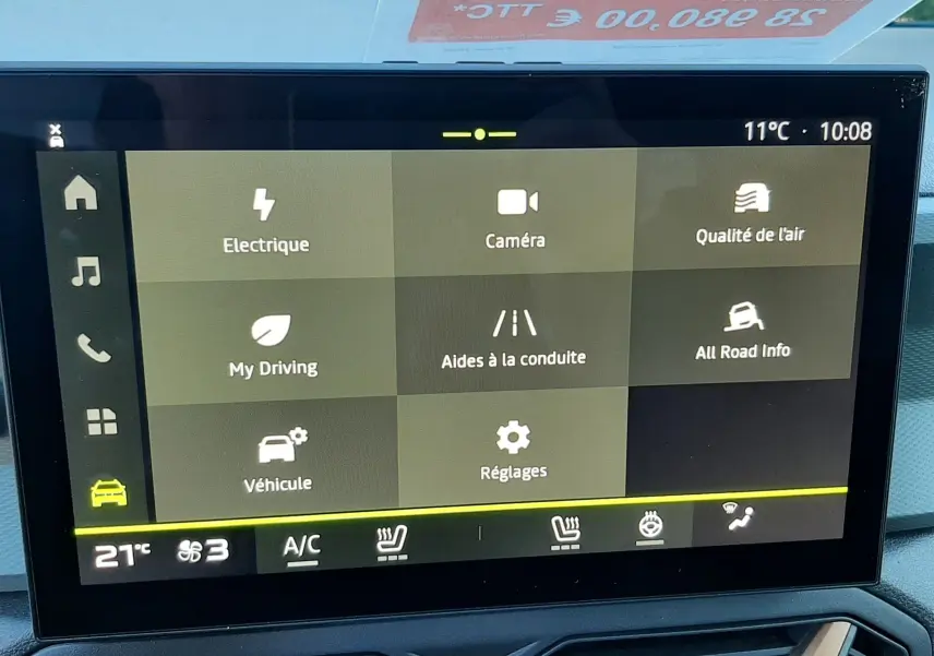 Écran tactile central du Dacia Duster 2025 affichant les menus de conduite et réglages, avec tableau de bord gris et aérateurs noirs.