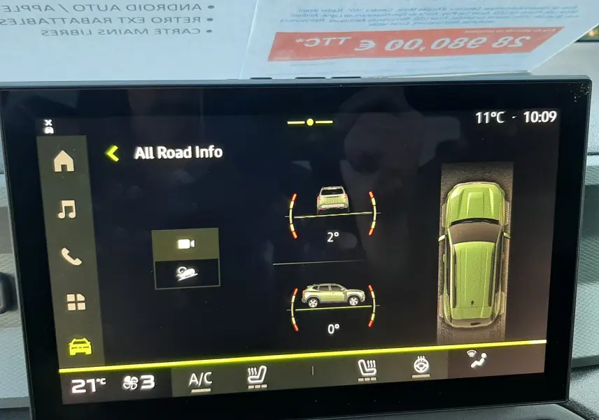 Écran tactile intérieur du Dacia Duster 1.6 Hybrid 140ch Extreme affichant l'inclinaison et la vue 360° du véhicule.
