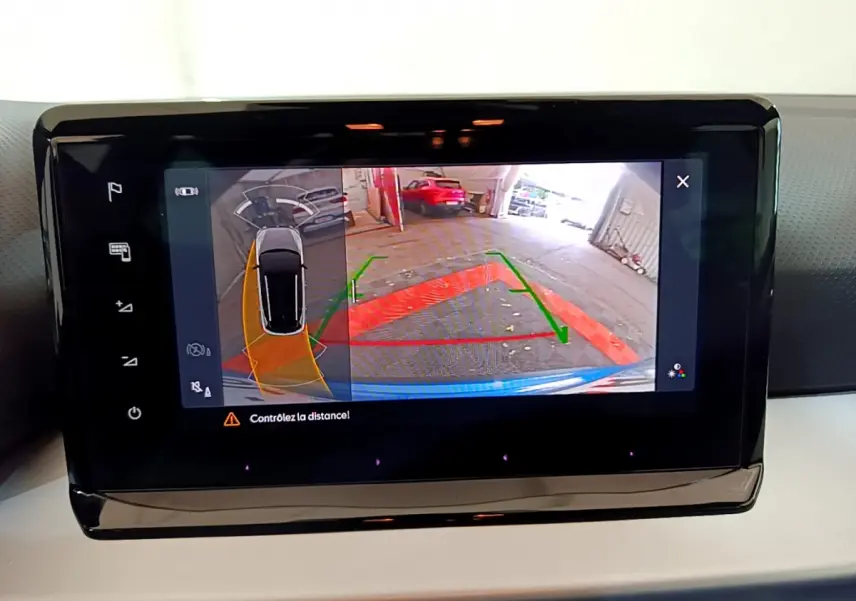 Écran tactile du système multimédia montrant la caméra de recul et l'aide au stationnement du SEAT Arona bleu.