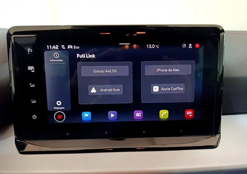 Écran tactile central du tableau de bord du SEAT Arona bleu 2022 affichant les options Android Auto et Apple CarPlay.