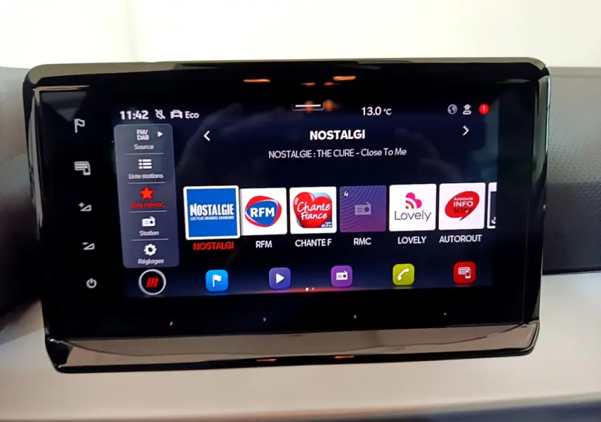 Écran tactile central du tableau de bord d'une SEAT Arona 2022 affichant les stations radio en mode nuit.