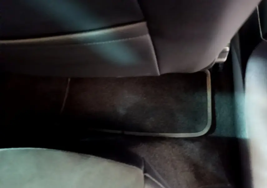 Plancher arrière avec tapis noir et siège en cuir sombre du SEAT Arona bleu 2022, version FR.