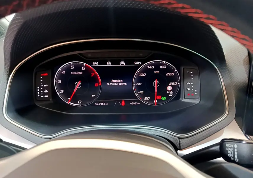 Tableau de bord numérique du SEAT Arona 2022 affichant compte-tours et vitesse, vue depuis le volant.