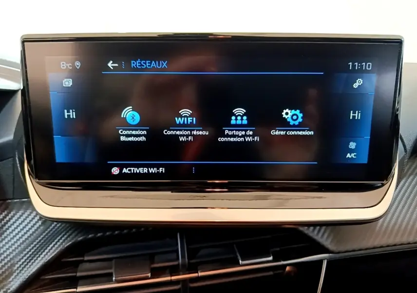 Écran tactile central de 17,8 cm affichant les options Wi-Fi dans l’habitacle d’une Peugeot 208 2023.