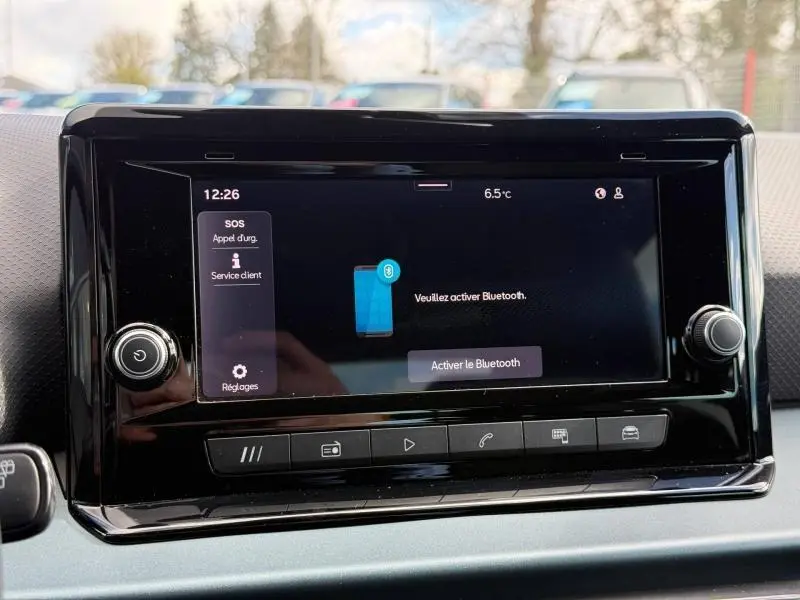 Écran tactile central du tableau de bord du SEAT Arona 2025 affichant une demande d'activation Bluetooth.