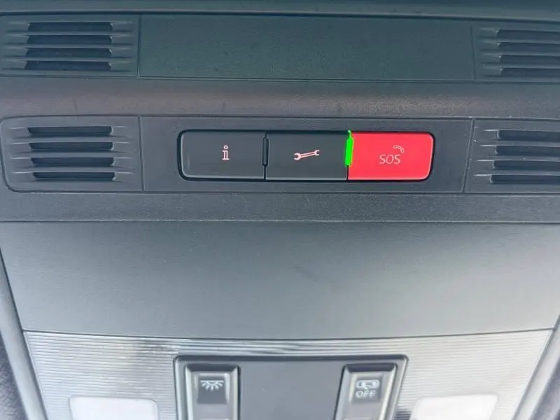 Vue intérieure du plafond avec boutons d'assistance et SOS éclairé sur la SEAT ARONA 2025.